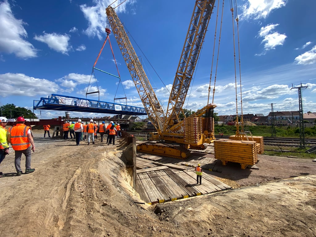 Die Behelfsbrücke als Ersatz für die marode Zerbster Brücke wurde erfolgreich eingehoben.