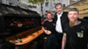 Ministerpräsident Söder am Schweinegrill.