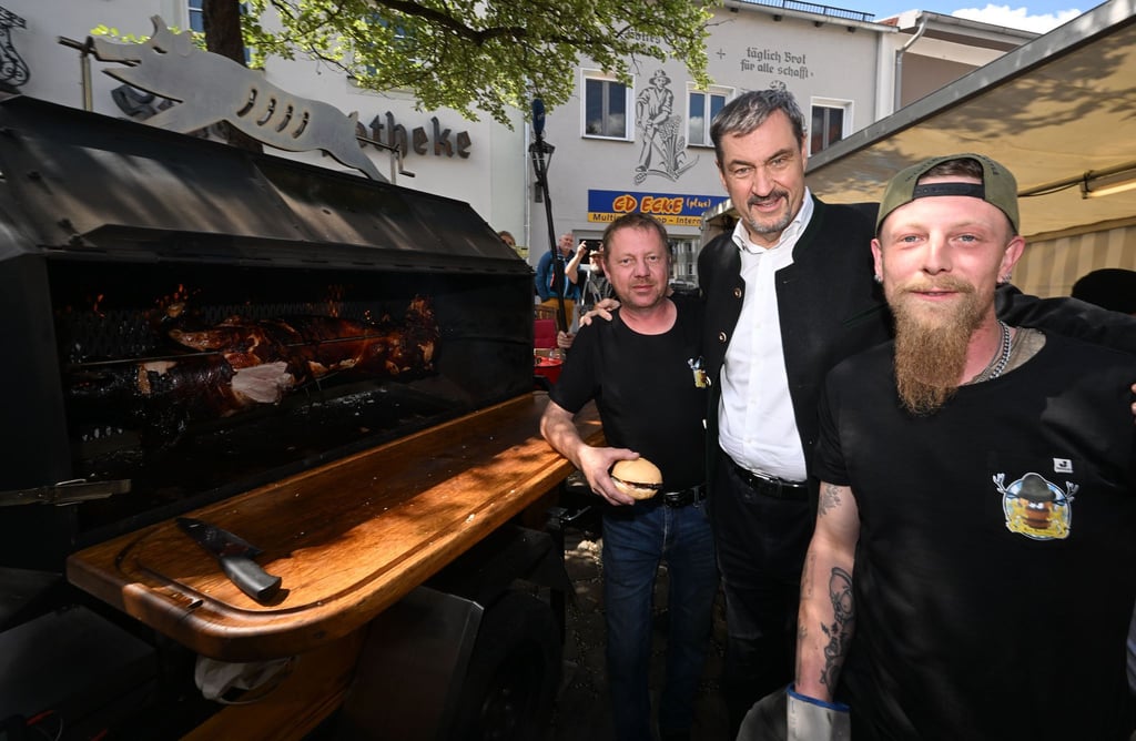 Ministerpräsident Söder am Schweinegrill.