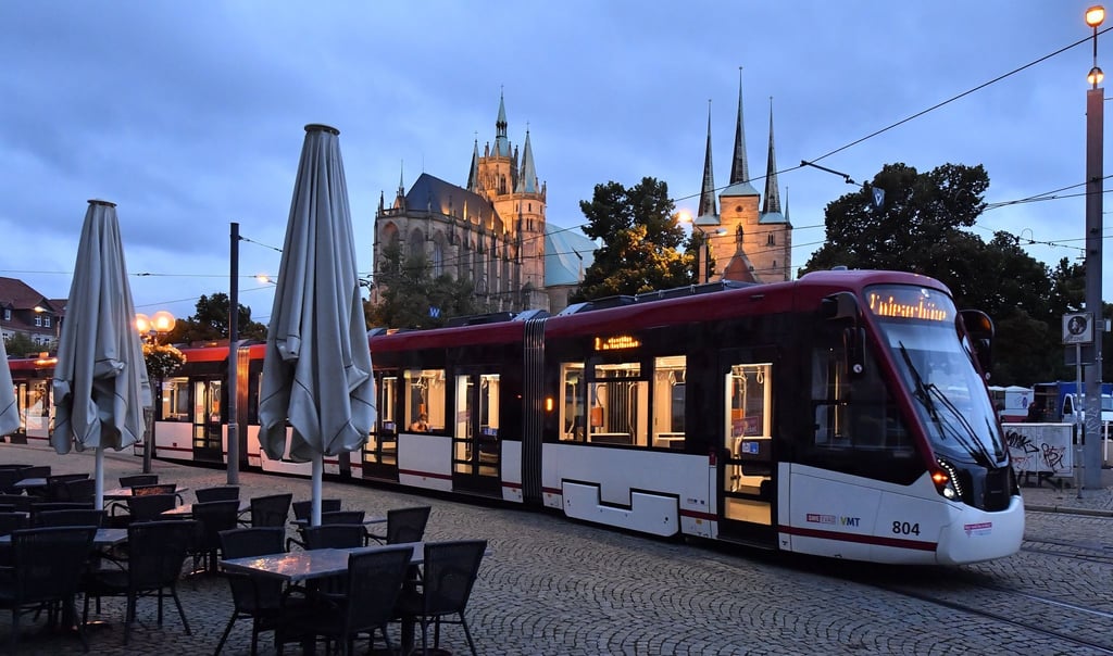 Kostenlos mit Bus und Bahn unterwegs: Am 30. Mai müssen Gäste in den Öffis im Verbundgebiet des Verkehrsverbunds Mittelthüringen (VMT) für die Fahrten nichts bezahlen. (Symbolbild)