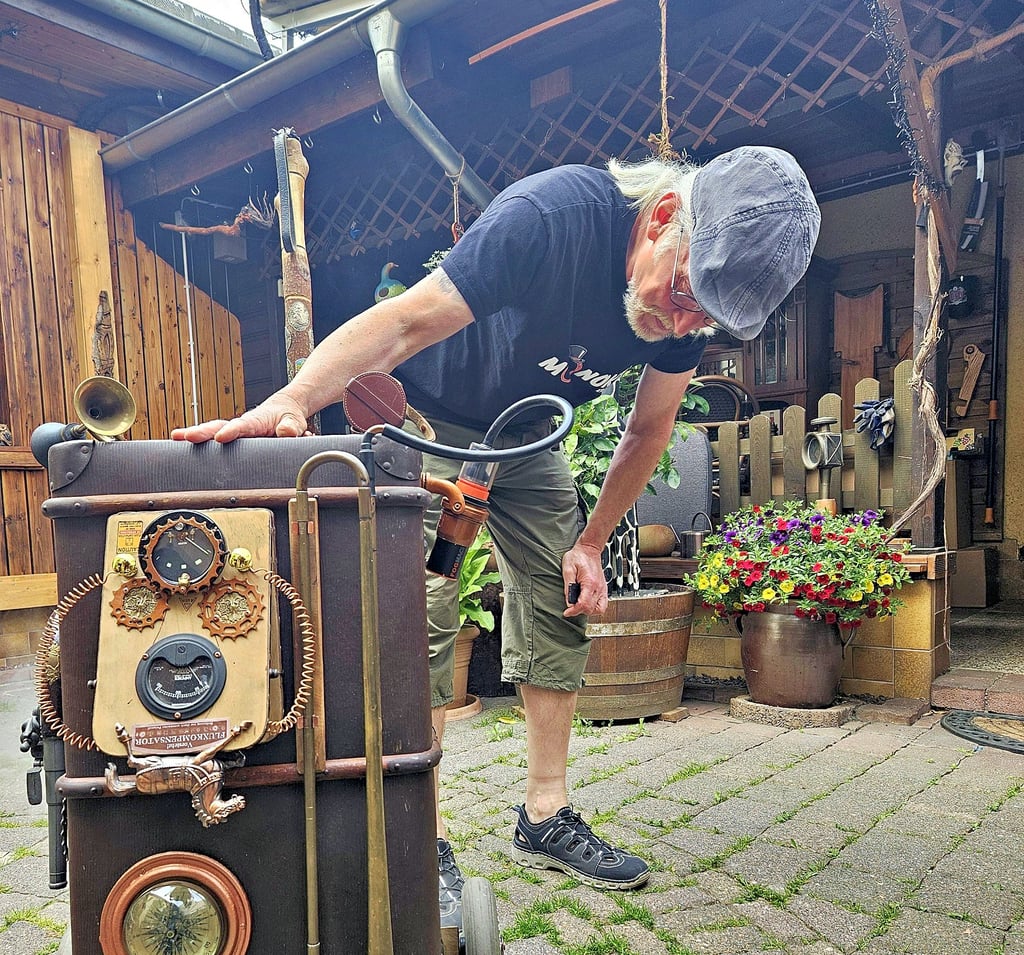 Probelauf auf dem Hof: Olaf Pabst zieht mit seinem Zeitreisekoffer am Sonntag zum Fest.