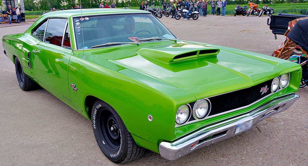 Ein sattgrüner Dodge Charger R/T zieht beim Salt-City-Custom-Event die Blicke auf sich – amerikanische V8-Kultur auf Zörbigs Straßen.