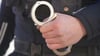 Ein 44-Jähriger wurde an seiner Wohnungstür von einem Mann in den Hals gestochen. (Symbolbild)