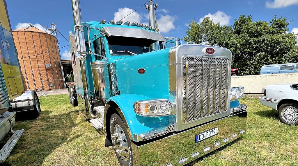 Auch gewaltige Trucks wie dieser Peterbilt glänzen beim Treffen.