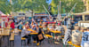 Zusammen mit der Sonne kamen am Freitag auch zahlreiche Besucher auf den Bitterfelder Marktplatz. 
