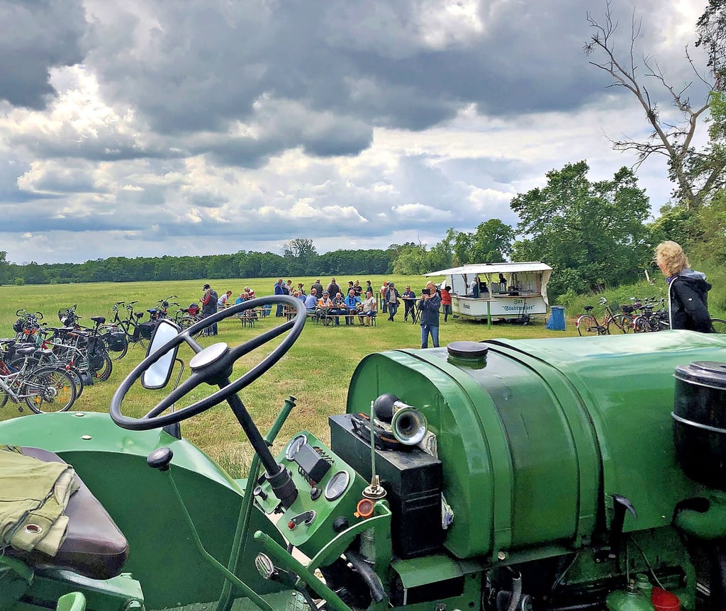 Egal ob mit dem Traktor, dem Fahrrad oder mit dem Kremser – die Hoplake an der Elbe zwischen Gödnitz und Dornburg ist in jedem Jahr ein beliebtes Ausflugsziel an Himmelfahrt oder um einen Stopp einzulegen.