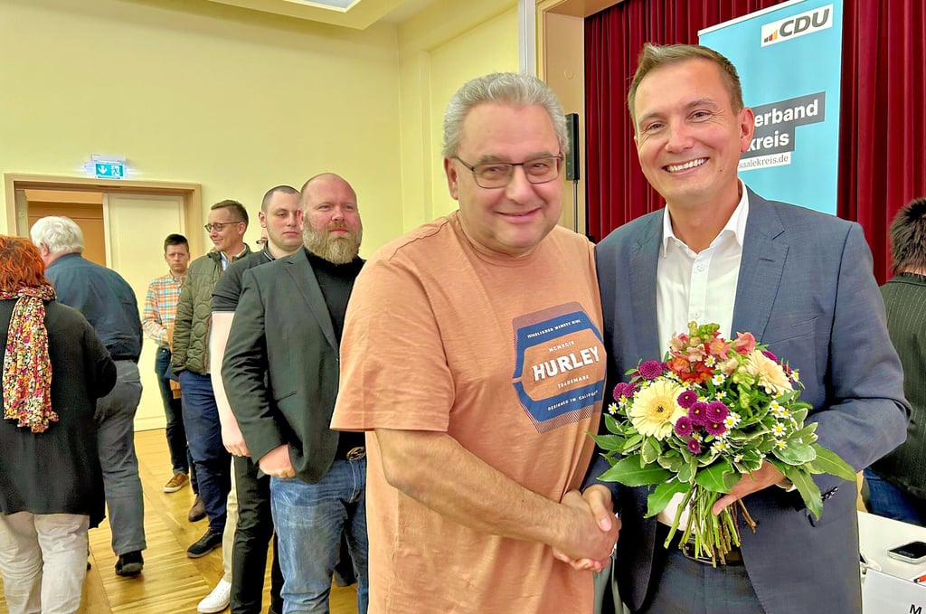 Glückwünsche gab es für den Krumpaer Sven Czekalla (r.) nach seiner Wahl als CDU-Landratskandidat auch aus der Heimat, hier von Ortschaftsrat Stefan Rausch.
