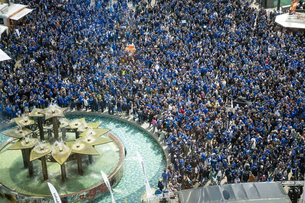 Die Bielefelder Fans feierten schon früh und zahlreich am Tag des Pokalfinals