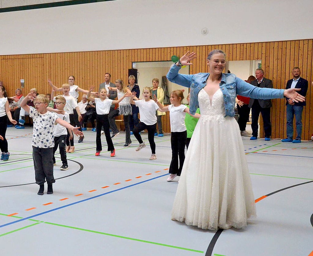 Alle Augen auf Julia Schellack. Die Salzfee leitete die Tänze der Kita-Kinder aus Löderburg bei der Wiedereröffnung der Sporthalle an.