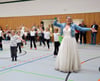Alle Augen auf Julia Schellack. Die Salzfee leitete die Tänze der Kita-Kinder aus Löderburg bei der Wiedereröffnung der Sporthalle an. 