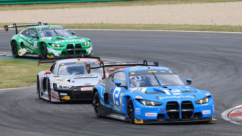 René Rast (blaues Auto) fuhr auf dem Lausitzring für das Team Schubert Motorsport auf die Ränge drei und zwei. Teamkollege Marco Wittmann (grünes Auto) kam auf die Plätze fünf und acht.