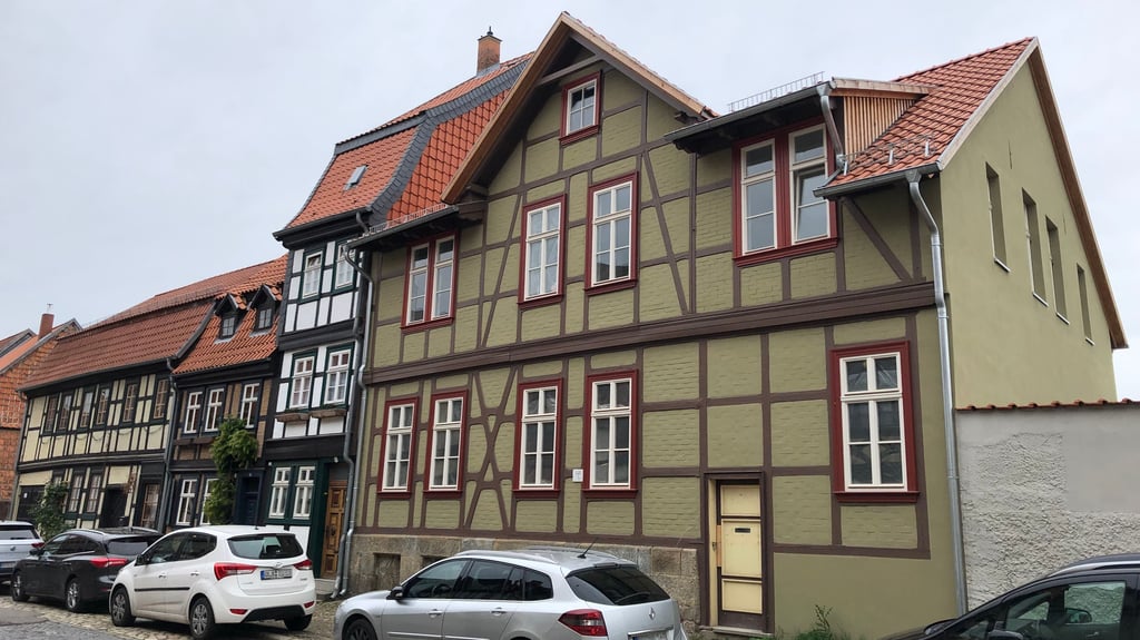 Das denkmalgeschützte Fachwerkhaus Augustinern 87a im Zentrum von Quedlinburg wird derzeit saniert.