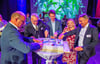 Nicht ohne Torte: Die Landräte Hartmut Handschak (v.l., Saalekreis), Götz Ulrich und  Johann Waschnewski (Saale-Holzland-Kreis) schneiden mit Weinkönigin Emma Meinhardt und Sparkassen-Chef Mario Kerner (r.) das süße Gebäck von der Konditorei Block aus Klosterhäseler an. 