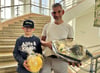 Marcel Michel hat ein Super-Ei in Holzweißig aufgespürt. Er hat seinen Präsentkorb gemeinsam mit seinem Sohn Till abgeholt.