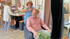 Gute Stimmung im Friseursalon: Thomas Staudt (vorn) mit Marita Thiede,  Jacqueline Thiede mit einer Kundin an der Kasse.