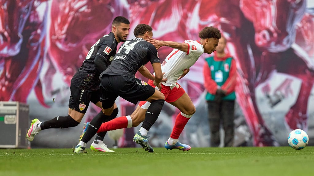 Tidiam Gomis enteilt zwei Spielern des VfB Stuttgart.