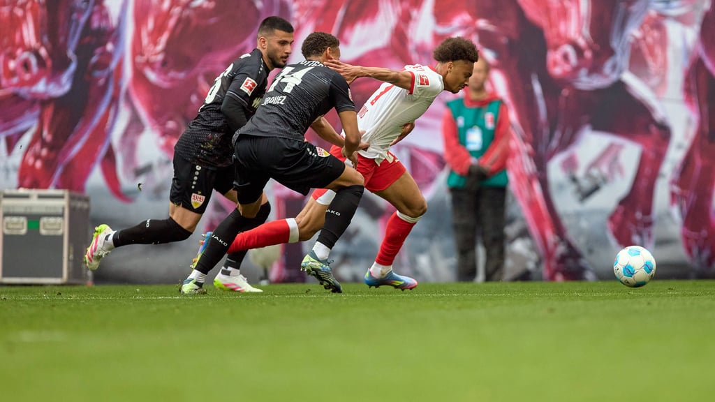 Tidiam Gomis enteilt zwei Spielern des VfB Stuttgart.
