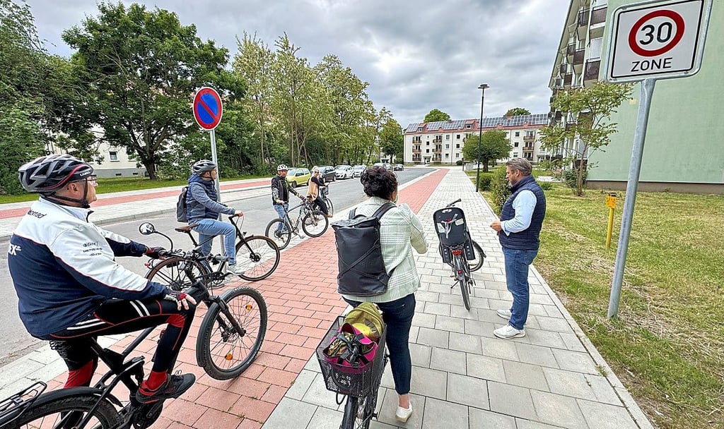 Radfahrer in der Neuen Wohnstadt beim geführten Ausflug.