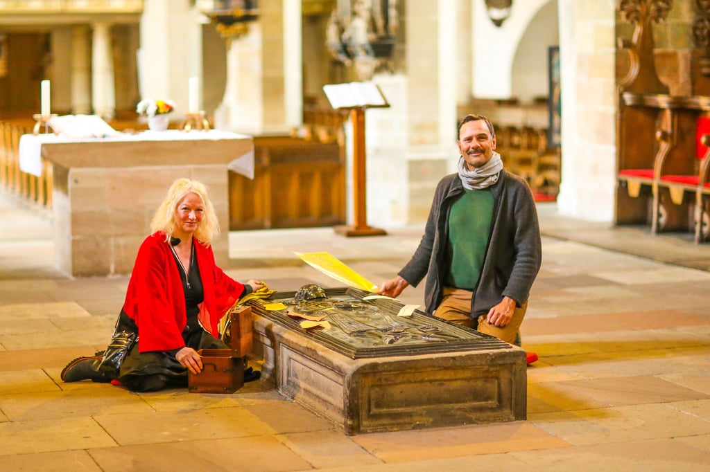 Am Grab des Gegenkönigs im Dom zu Merseburg: Beate Tippelt und Danny Manthei von den Vereinigten Domstiftern, zu deren Bildungsangeboten das Projekt zählt.