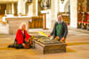 Am Grab des Gegenkönigs im Dom zu Merseburg: Beate Tippelt und Danny Manthei von den Vereinigten Domstiftern, zu deren Bildungsangeboten das Projekt zählt.