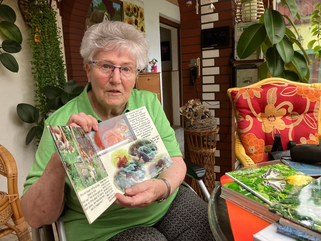 Maria Kaul aus Wolferode ist leidenschaftliche Hobbyfotografin. Hier zeigt sie eines ihrer selbstkreierten Fotobücher.