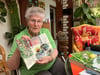 Maria Kaul aus Wolferode ist leidenschaftliche Hobbyfotografin.  Hier zeigt sie eines ihrer selbstkreierten Fotobücher.