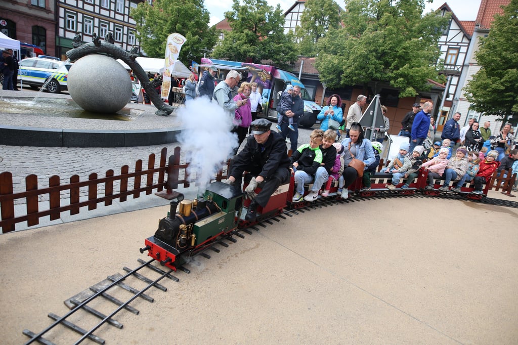 Ein von einer echten Mini-Dampflok gezogener Spielzeugzug der Harzer Schmalspurbahnen war für viele der jüngsten Besucher die Attraktion der Blaulichtmeile in Wernigerode.