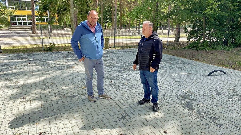 Thomas Staudt (l.) und Mario Helmrich auf der Anlage in Güsen.