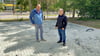 Thomas Staudt (l.) und Mario Helmrich auf der Anlage in Güsen.
