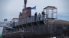 Besucher gehen über einen Steg am Marine U-Boot U17 entlang.