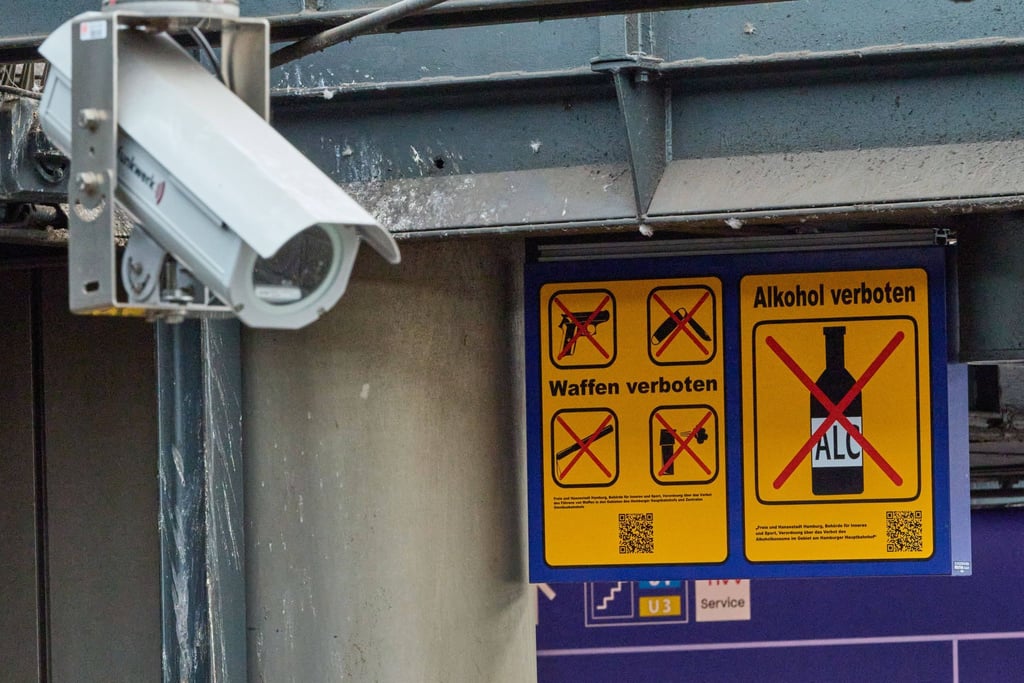 Seit einiger Zeit gilt ein Waffenverbot im Bereich des Hauptbahnhofs. (Archivbild)