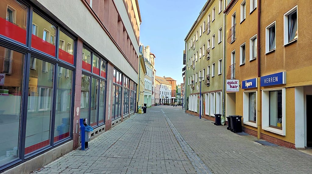 Die Kirchstraße von Bitterfeld soll in diesem Jahr saniert werden. Die Arbeiten waren in der Vergangenheit mehrfach verschoben worden.