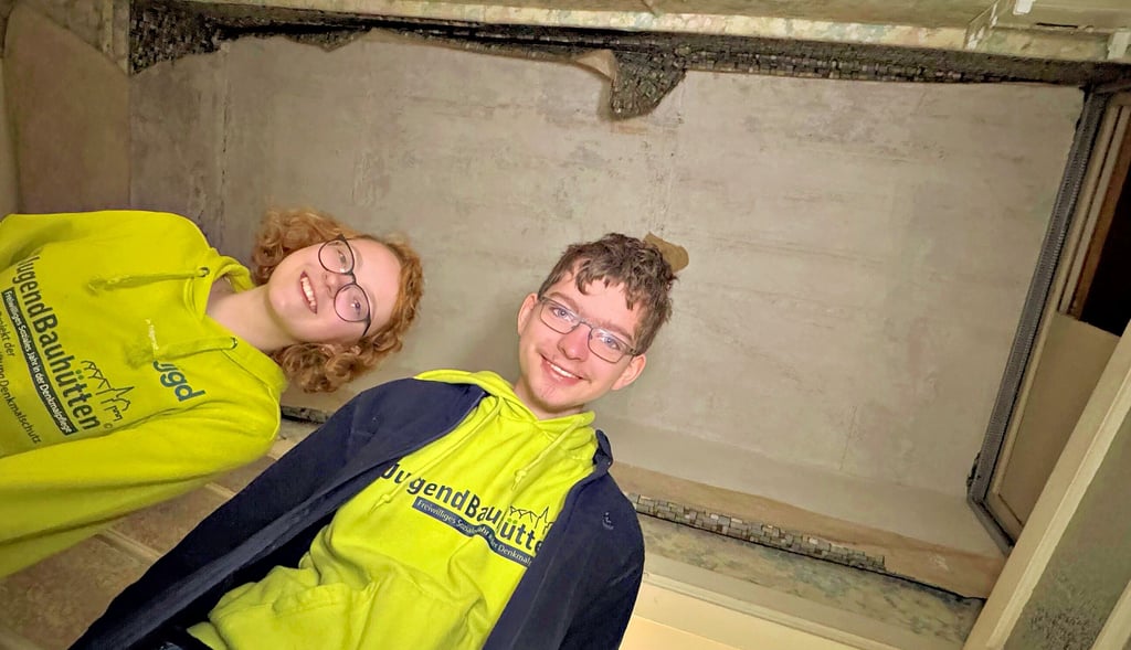 Henrike Günther und Max Lukas Reiß arbeiteten mit am Raumbuch für das Haus Rahnestraße 17 in Zeitz. Dabei faszinierte sie nicht nur längst verblasste Deckenmalerei in dem historischen Gebäude.