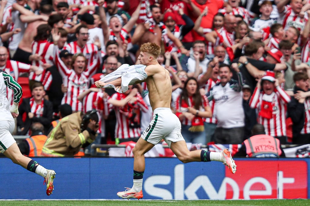 Trikot runter: Tom Watson jubelt über seinen Siegtreffer für Sunderland.