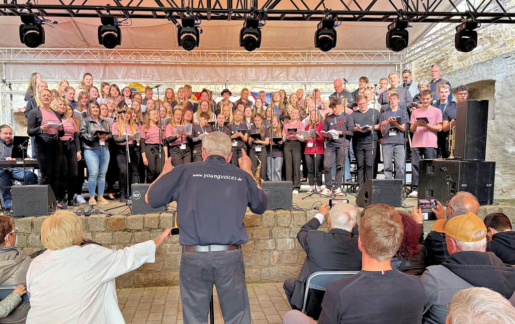 Den Höhepunkt des Chorfestes bildete das Woodstock-Medley „Summer of '69" auf der Wasserburg unter der Leitung von Ralf O. Schubert.