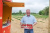 Der Keutschener Landwirt Martin Beck betreibt unter anderem in Werschen an der B91 ein Erdbeerfeld.