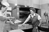 Na, wem läuft da das Wasser im Mund zusammen? Ja, auch in Zeitz gab es eine Broiler-Stube, hier im Jahr 1976 zu sehen.  Aber wo war sie?