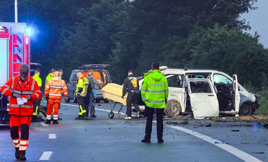 Bei einem Unfall eines Kleinbusses auf der Autobahn 48 bei Koblenz sind in der Nacht drei Menschen tödlich verletzt worden.