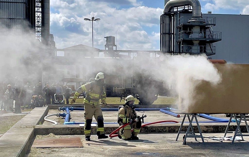 Und auf einmal brennt es lichterloh: Am IBK Heyrothsberge wird der Übergang eines Feuers in die Vollbrandphase demonstriert.