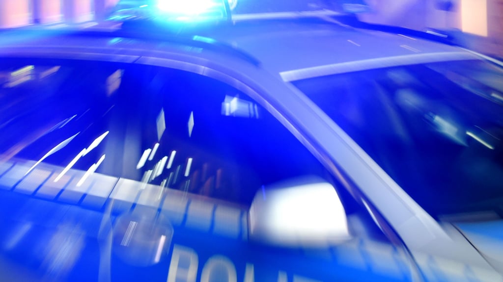 Polizeibeamte eilten zu einem Verkehrsunfall an der Käthe-Kollwitz-Straße in Salzwedel.