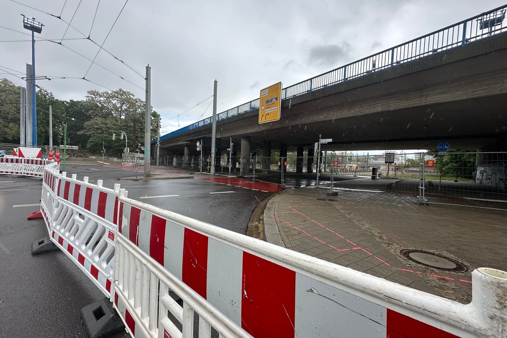 Noch steht die Ringbrücke am Damaschkeplatz in Magdeburg. Sie soll alsbald abgerissen werden.