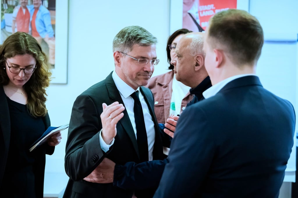 Mike Schubert (SPD, M), abgewählter Oberbürgermeister von Potsdam, verabschiedet sich.