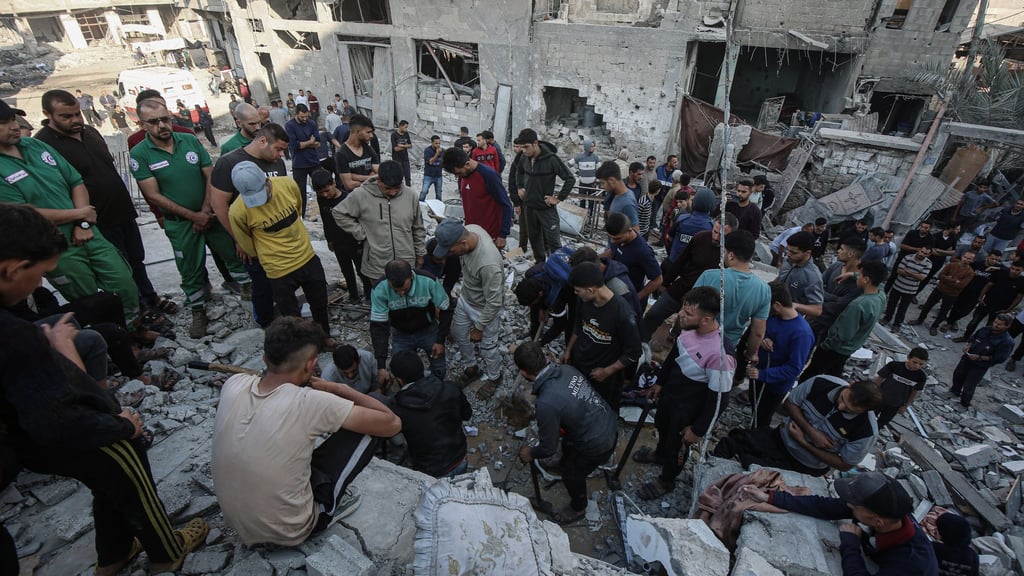 Immer wieder müssen Rettungskräfte Leichen aus Trümmern bergen - Israel hat die Angriffe auf den Gazastreifen zuletzt deutlich verschärft.