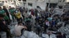 Immer wieder müssen Rettungskräfte Leichen aus Trümmern bergen - Israel hat die Angriffe auf den Gazastreifen zuletzt deutlich verschärft.