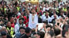 VfB-Kapitän Atakan Karazor mit dem Pokal beim Autokorso durch die Stadt.