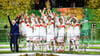 VfB-Kapitän Atakan Karazor streckte den Pokal als Erster in den Berliner Nachthimmel.