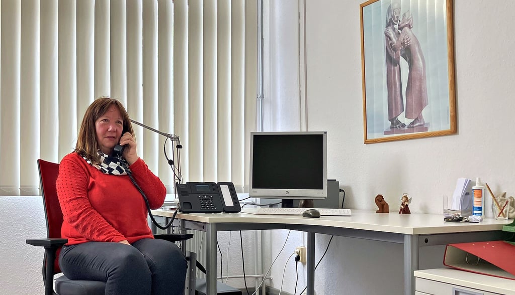 Fürs Foto ans Telefon: Anrufe bei der Telefonseelsorge sind vertraulich. Hier führt Rita Ebken kein echtes Gespräch.