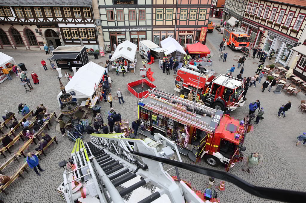 Luftige Höhe: So sieht Wernigerodes Marktplatz zur Blaulichtmeile von der Drehleiter eines Feuerwehr-Fahrzeugs aus.