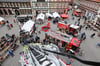 Luftige Höhe: So sieht Wernigerodes Marktplatz zur Blaulichtmeile von der Drehleiter eines Feuerwehr-Fahrzeugs aus.