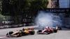 Lando Norris verteidigt in der ersten Kurve die Führung vor Charles Leclerc.